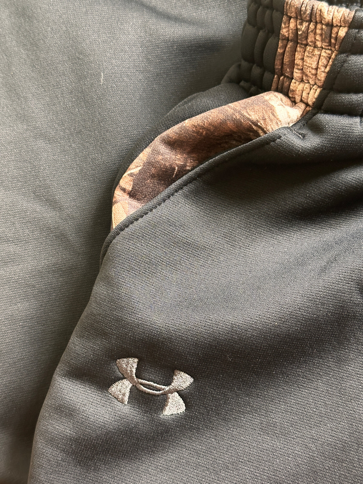 #163 Under Armour Black Sweatpants - size YXS - VGUC