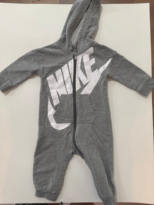 #50 • Boys • Nike • 9 Months • EUC