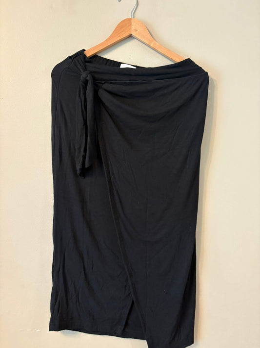 #133 **REDUCED** Women’s Fitted Medium Skirt