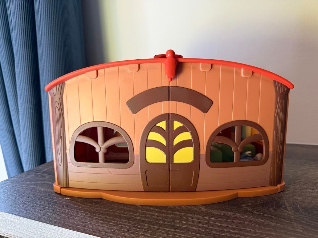 #9 Bluey School Friends Calypso's School Playset