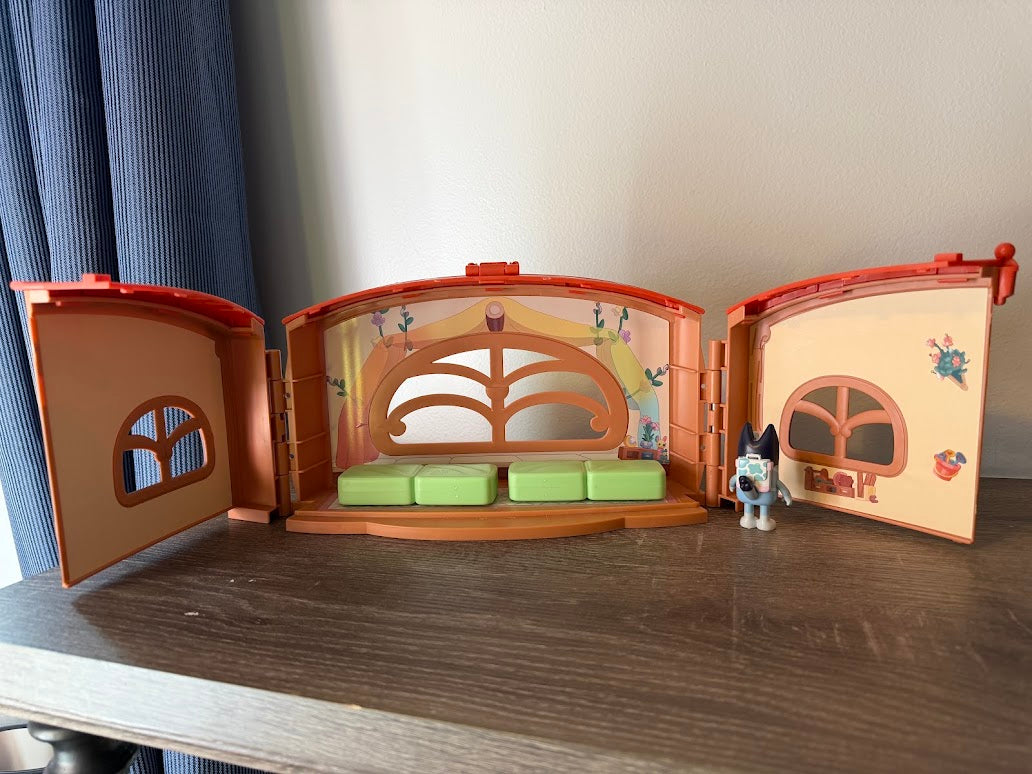 #9 Bluey School Friends Calypso's School Playset