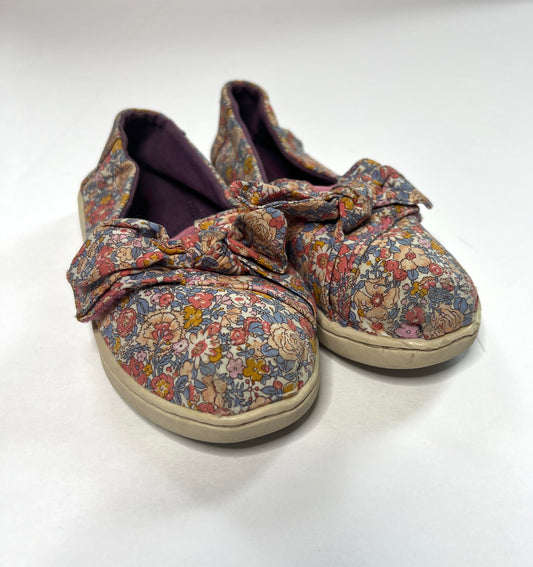 Girls Toms size 10 Flowers with bow on front GUC (soles are in great shape, some fade)