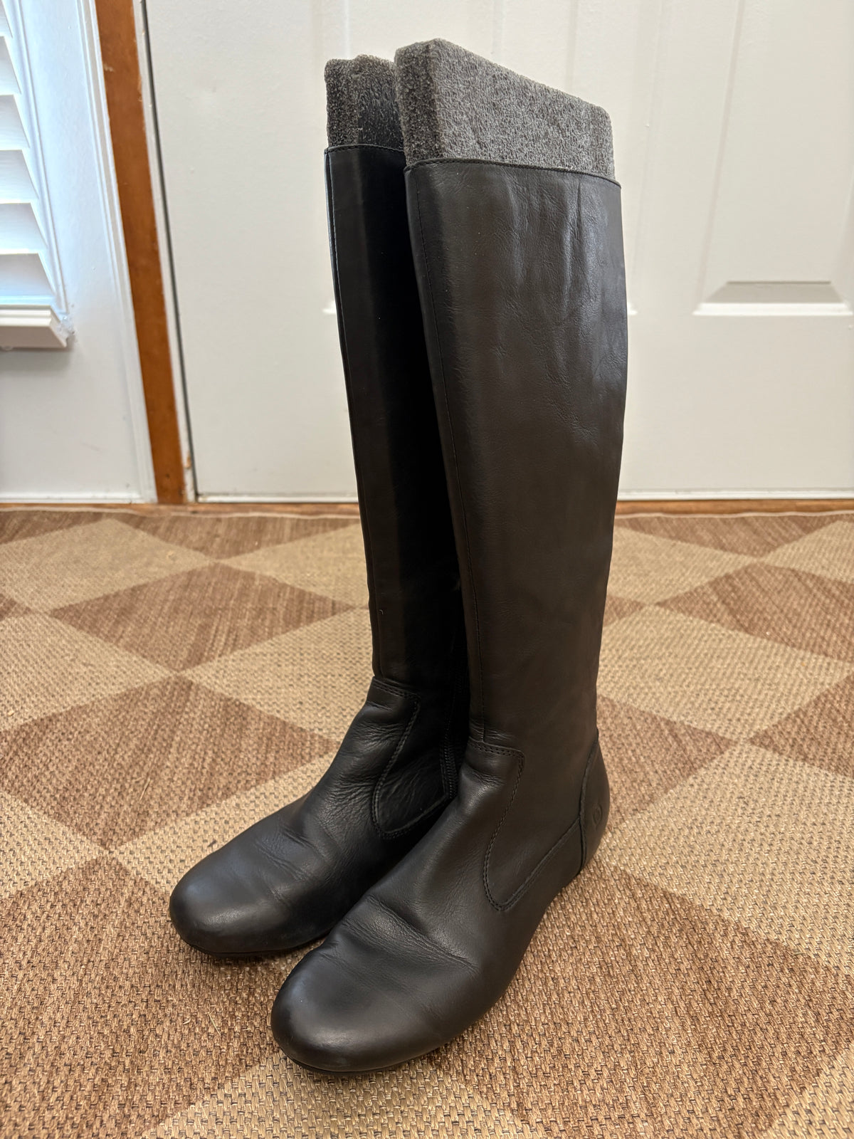 #121 women's 8M Born Norelle leather black boots, like new