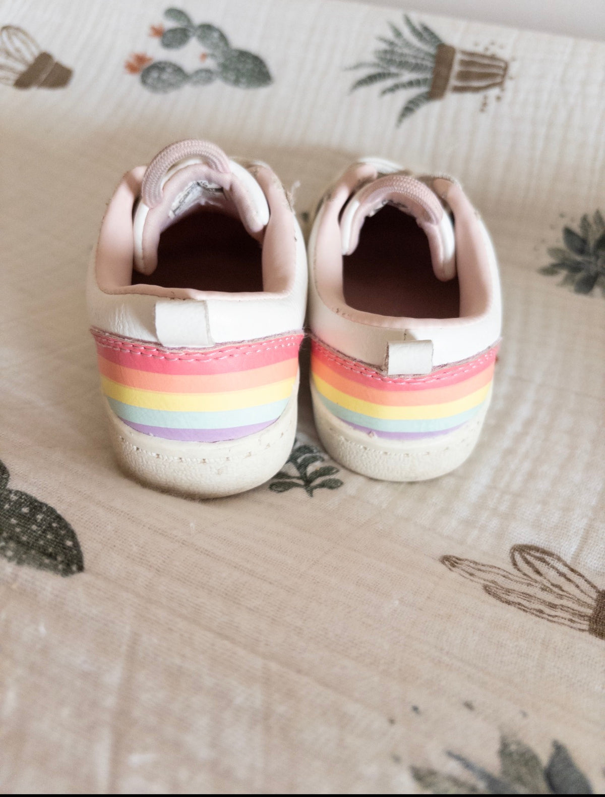 #36 Carters girls size 6 rainbow shoes GUC