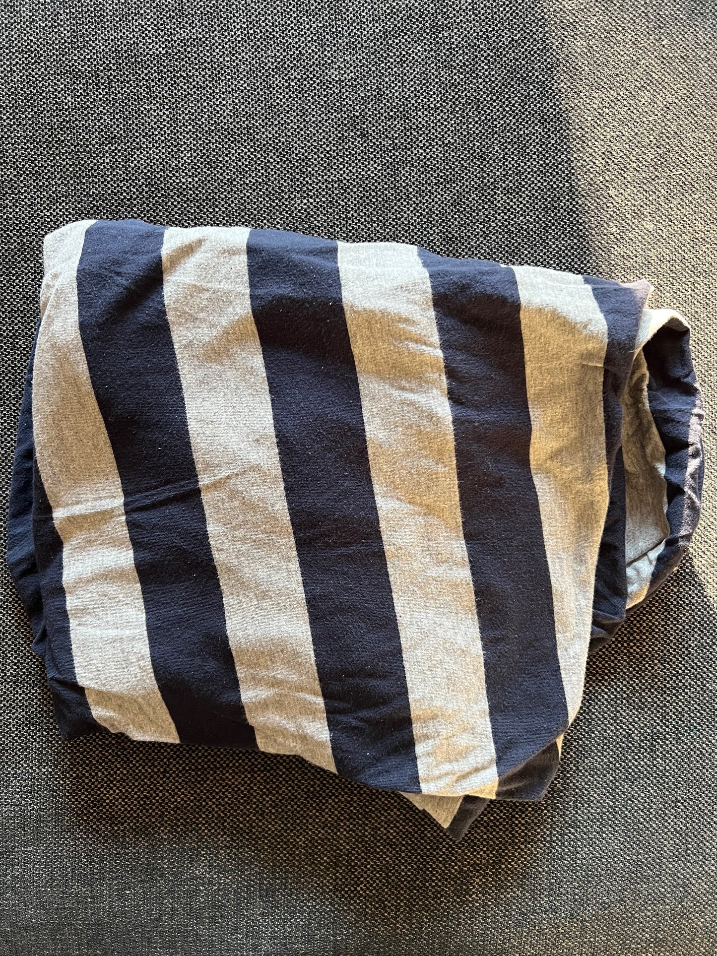 45236 (Kenwood) // Burt’s Bees Baby fitted sheet 100% cotton (navy/gray stripe) LIKE NEW