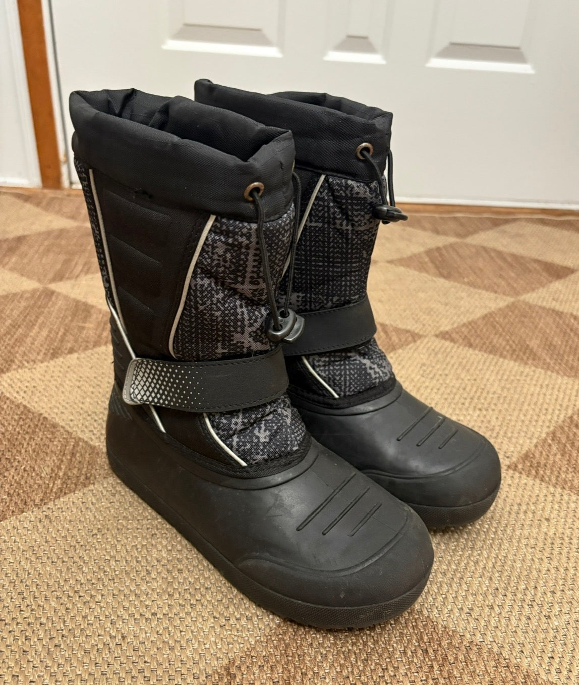 #121 boys/girls 4Y black snow boots, VGUC
