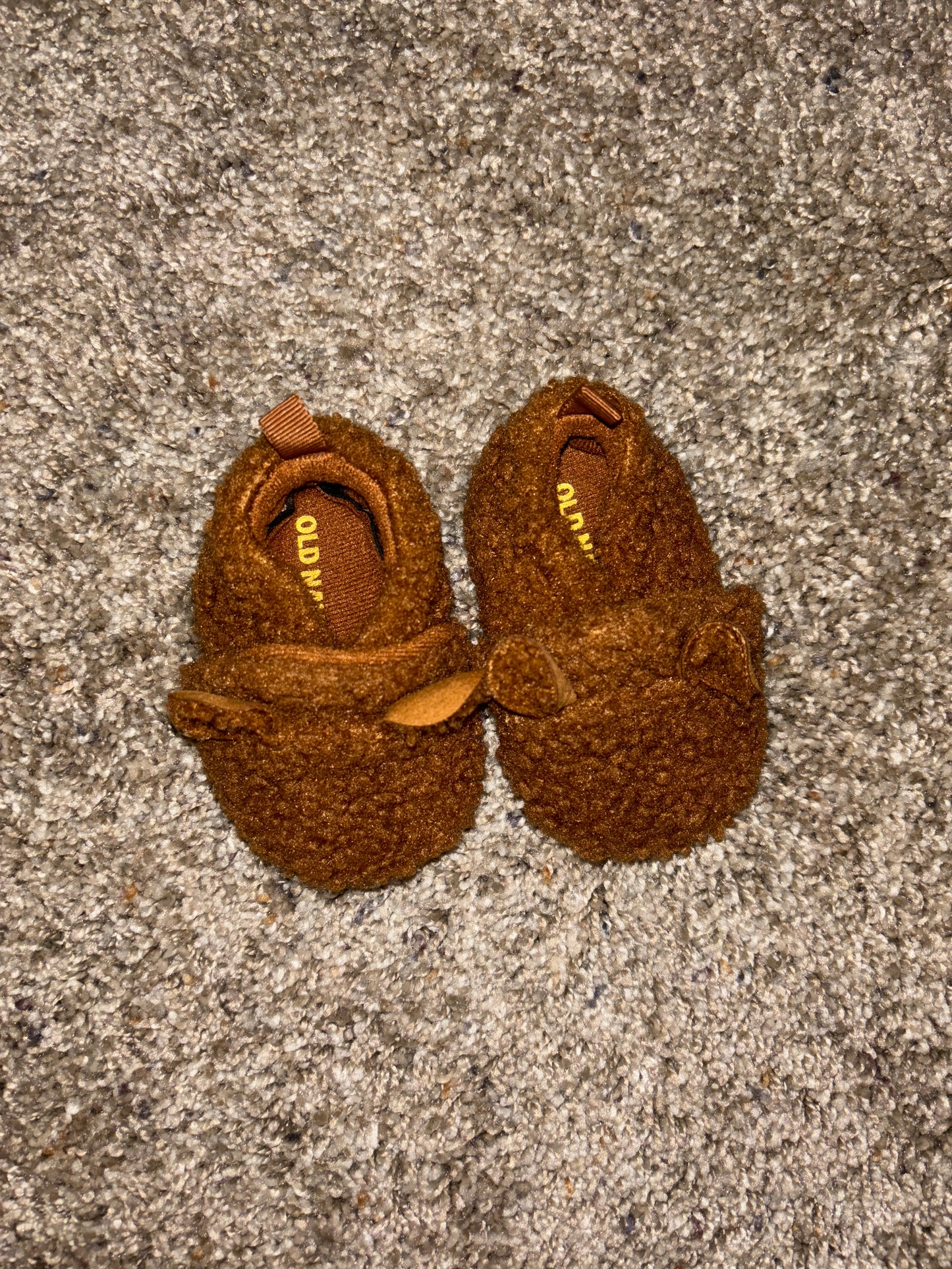 #20 Old Navy Sherpa Slippers Gender Neutral 0-3 months