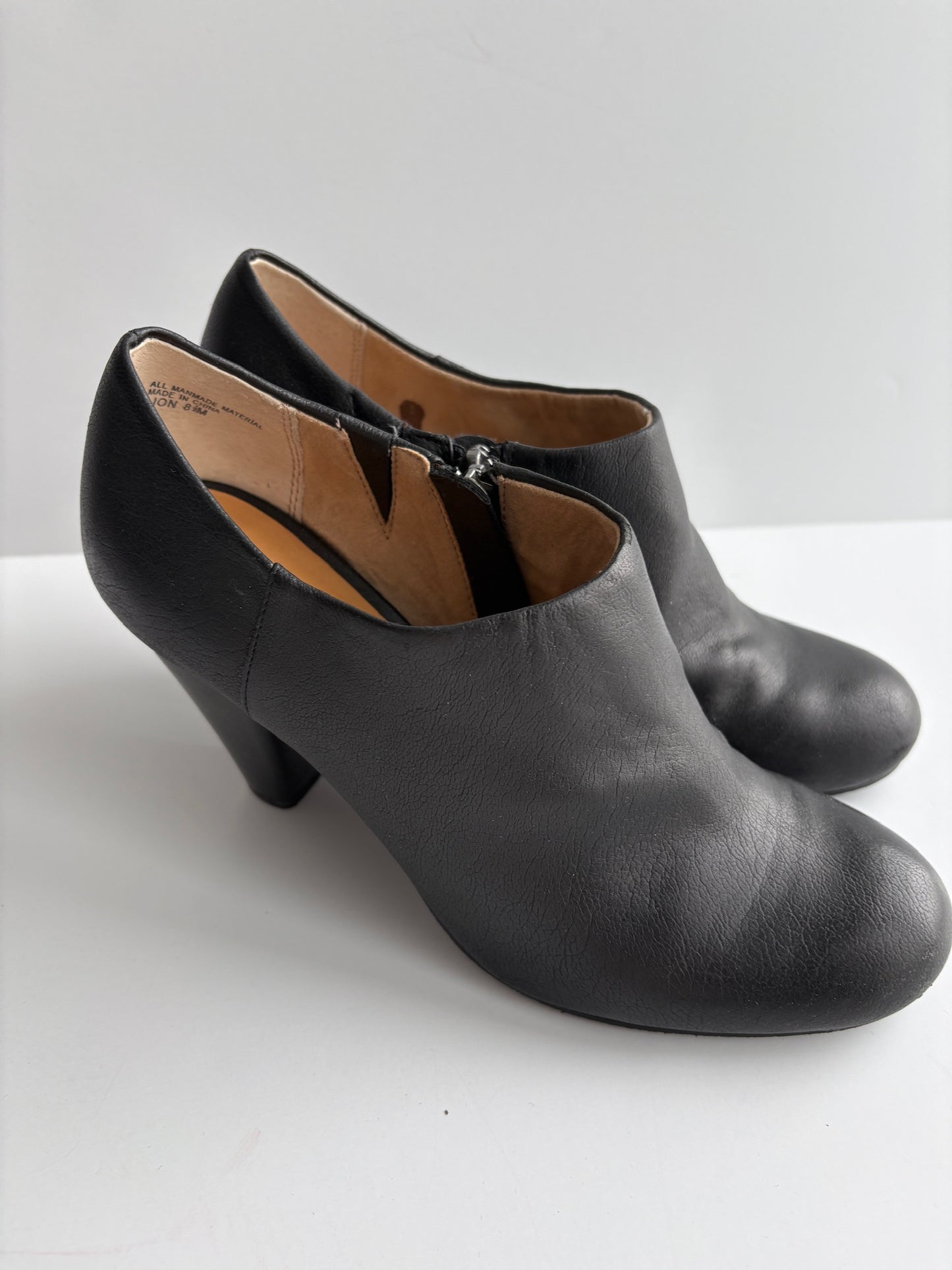 Seller #105 - Size 8.5 Women's Black Crown Leather Booties GUC