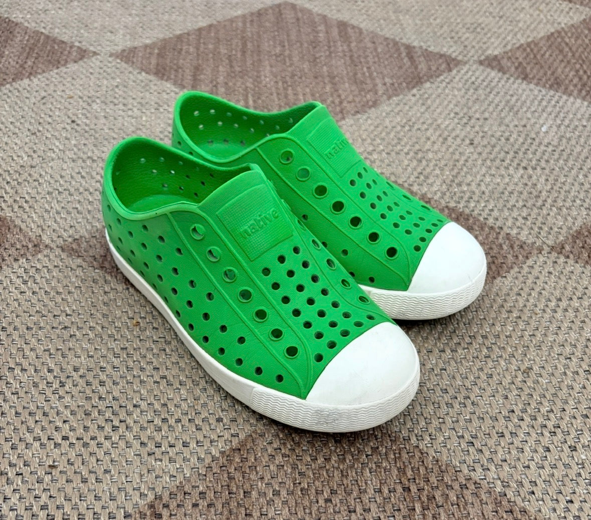 #121 boys/girls 12C Natives, green, EUC