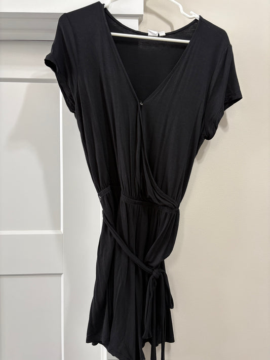 Seller #105 - Women's Medium Black Gap Romper GUC