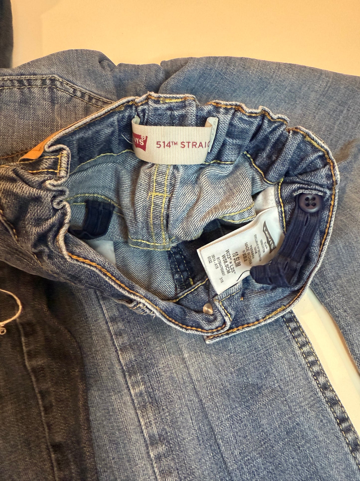 136 EUC Levi jeans slim adjustable waist size 10