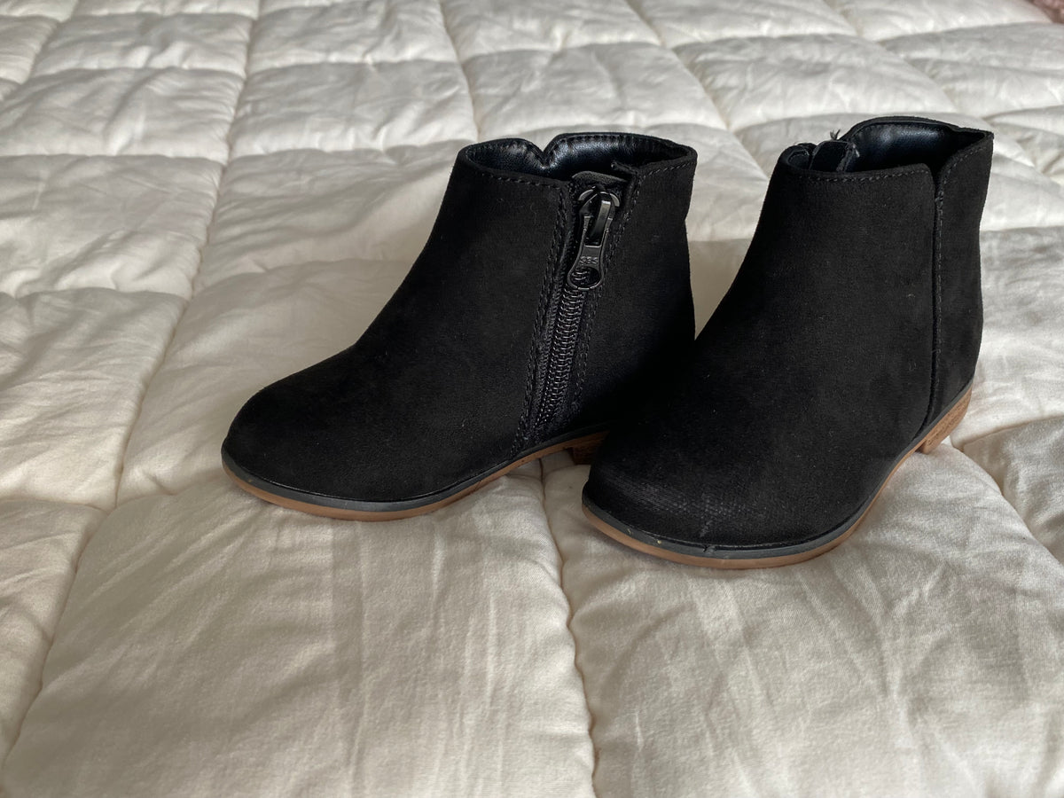 Seller 59  girls size 6 black Cat and Jack boots