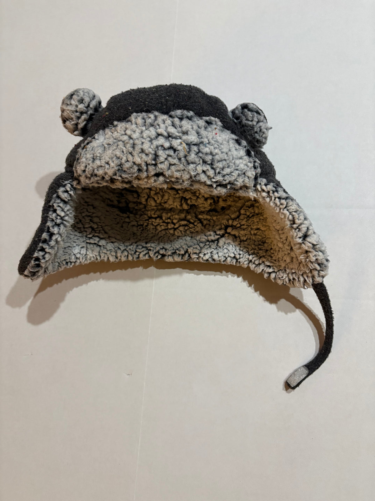 #25 Boys really warm and fuzzy 2T-5T Cat and Jack winter hat with strap on bottom to keep it on