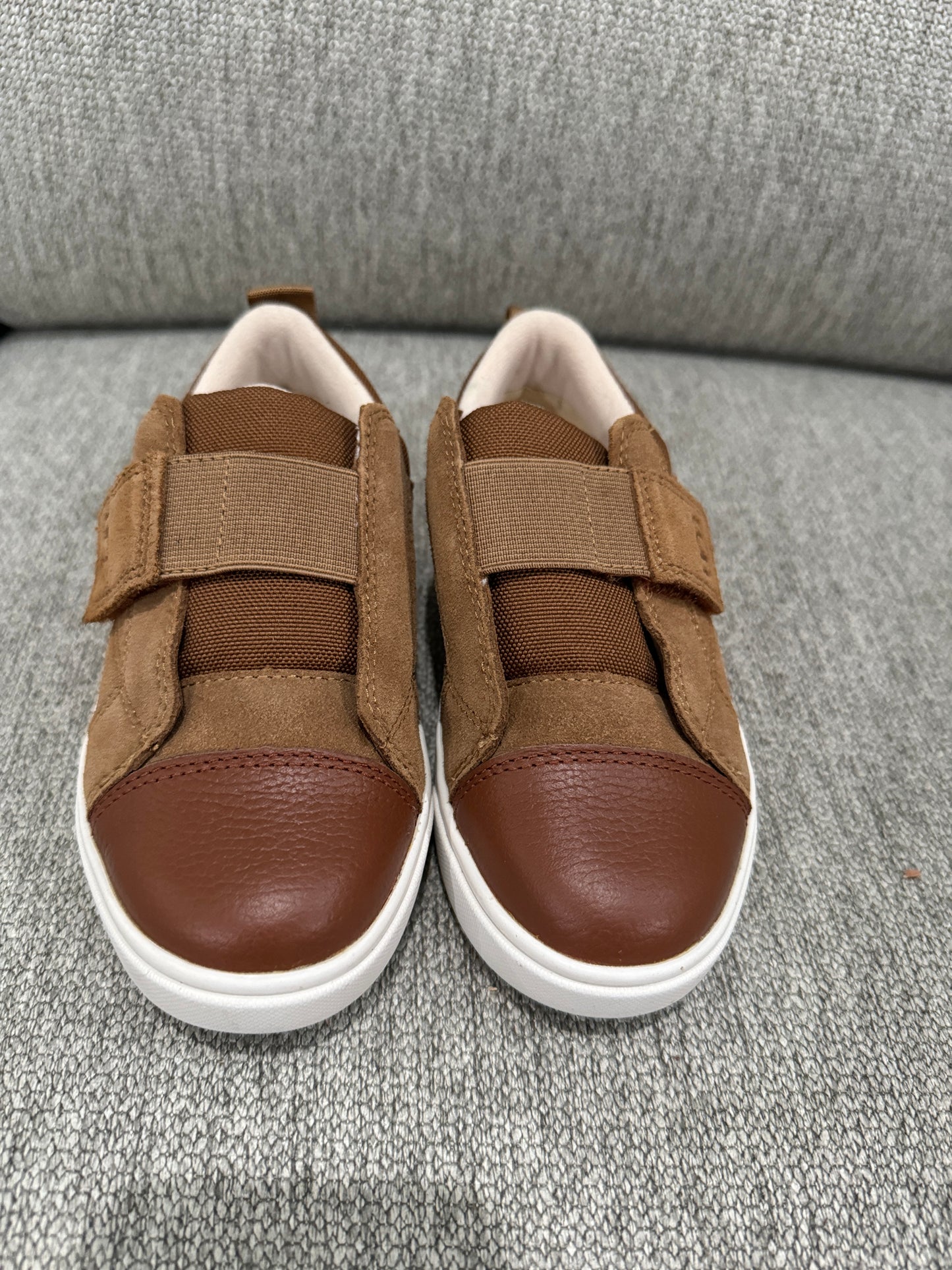 #59 UGG Rennon Low Sneaker in Chestnut Brown - Boys Size 12 NWOT