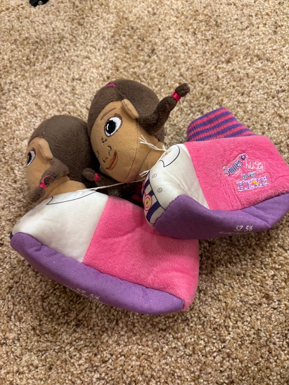 #86A girls size 5/6 doc mcstuffins slippers