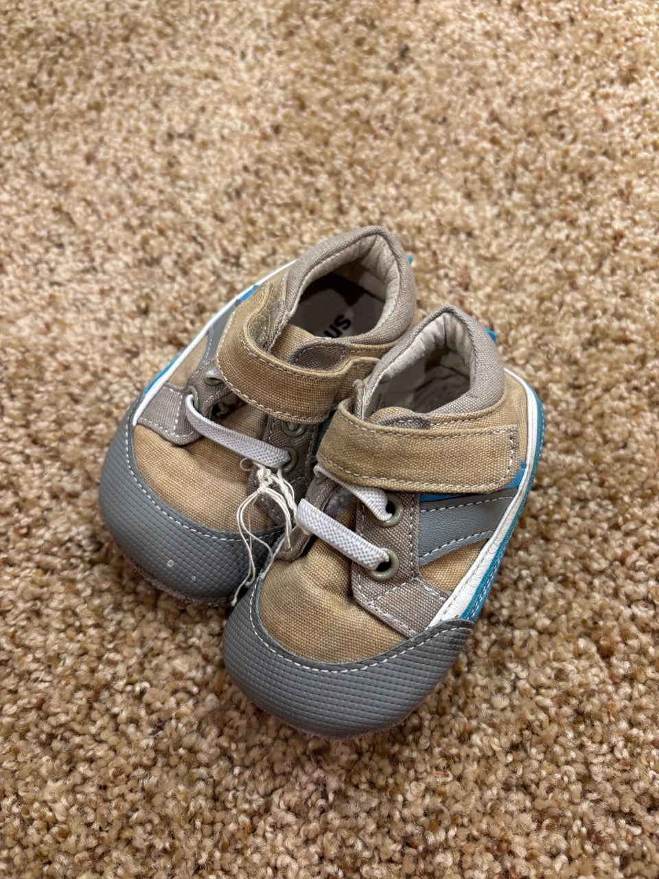 #86A boys size 6-9mo see kai run shoes