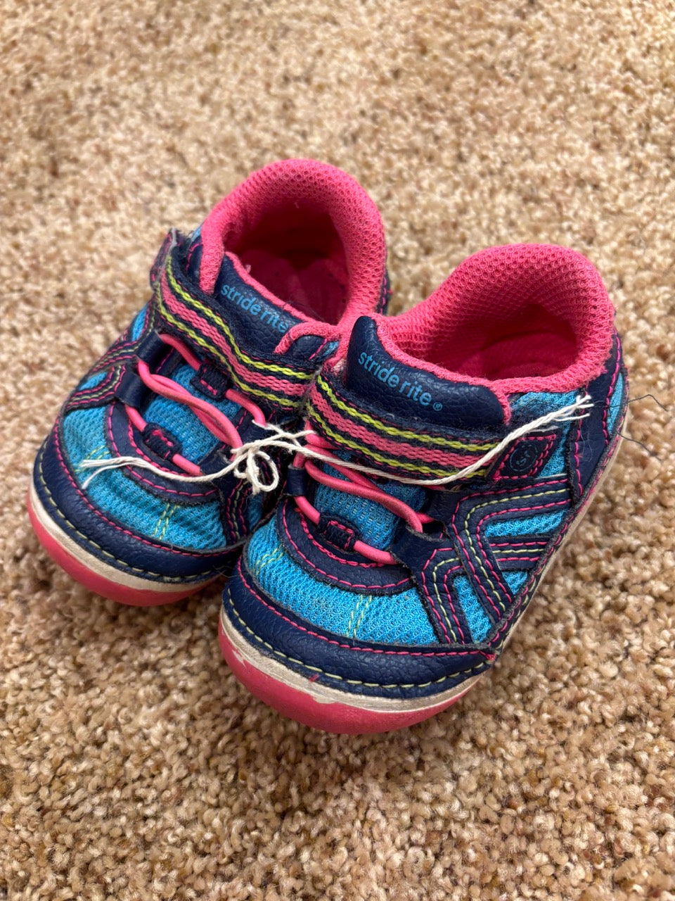 #86A girls size 4 stride rite shoes