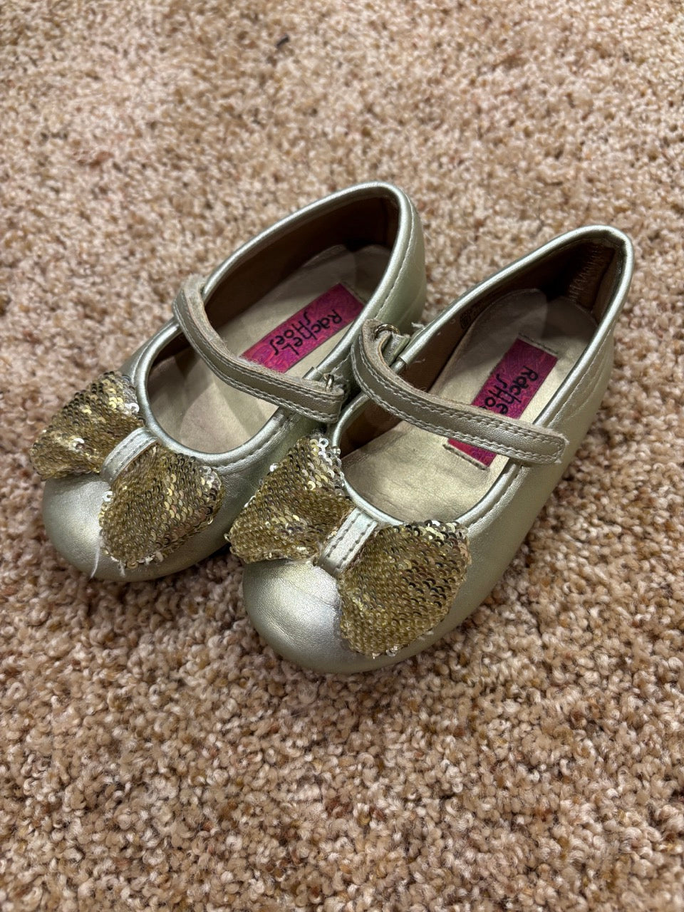 #86A girls size 6 gold sparkly shoes, the cutest dress shoes