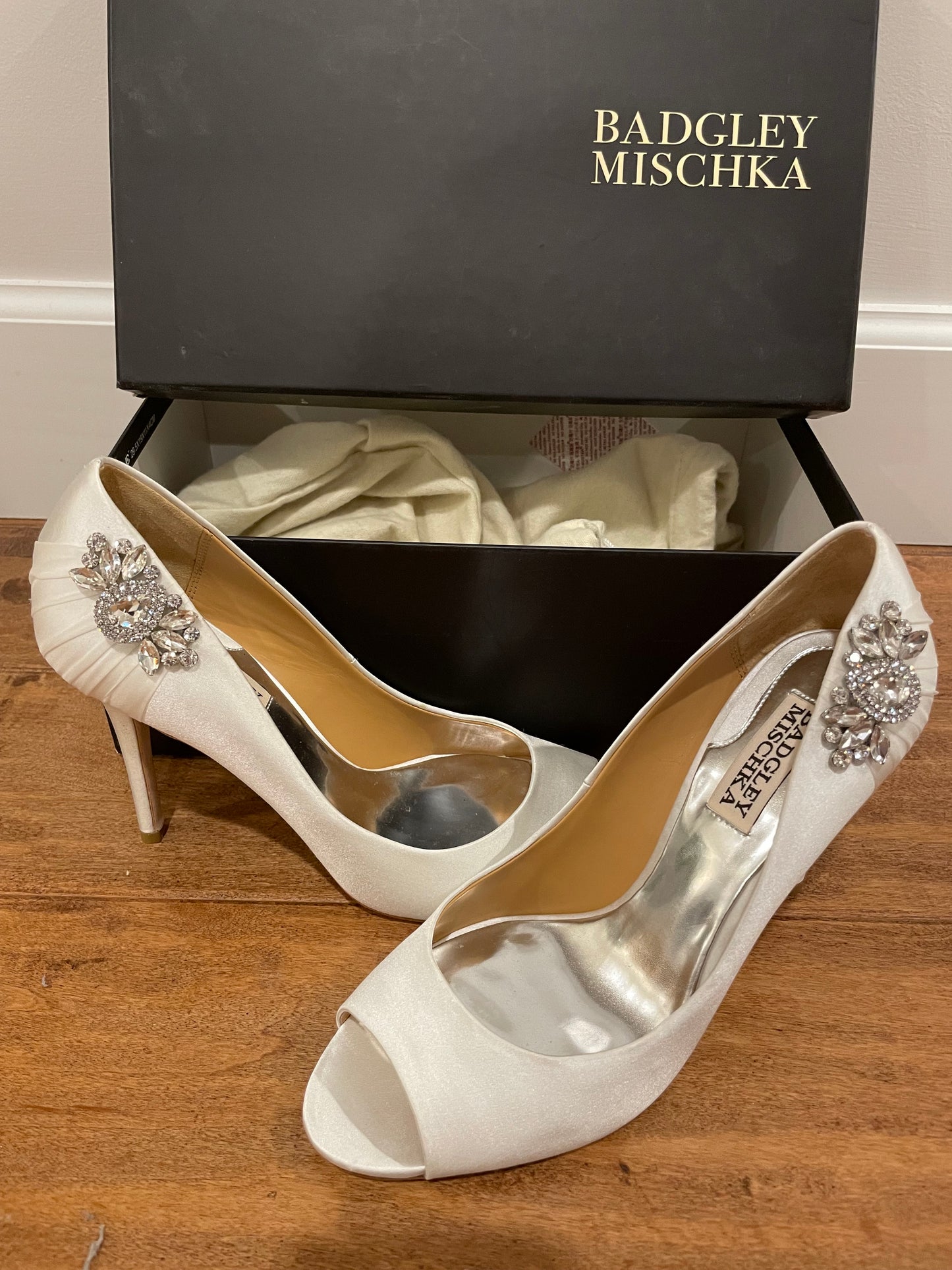 Bagdley Mischka off white heels size 7.5