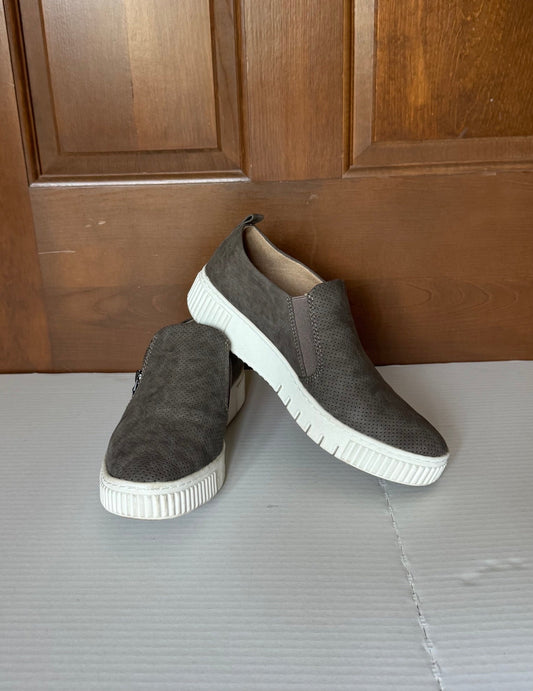 #129 Like New SOUL Naturalizer Women's Size 9 Slip on Sneakers