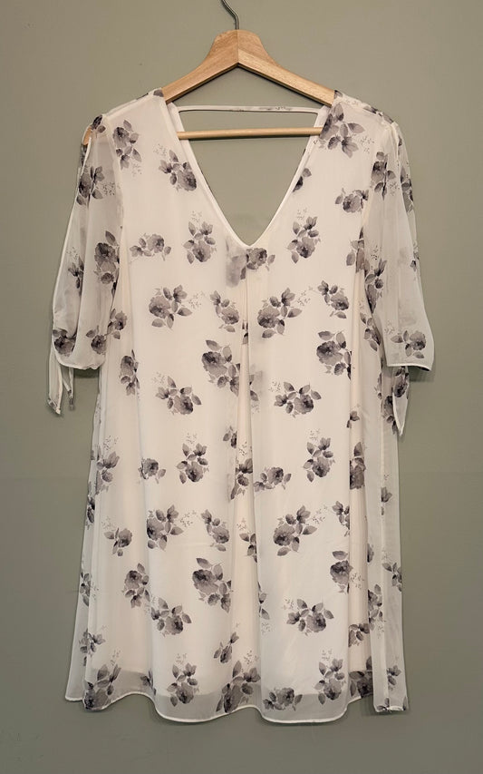 Seller #168 Soprano Women’s XS (fits like small) White/Gray Floral Shift Dress