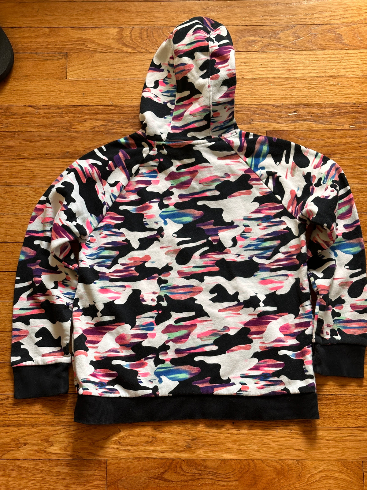 #163 Under Armour Pink Camo Sweatshirt - size YXL - VGUC