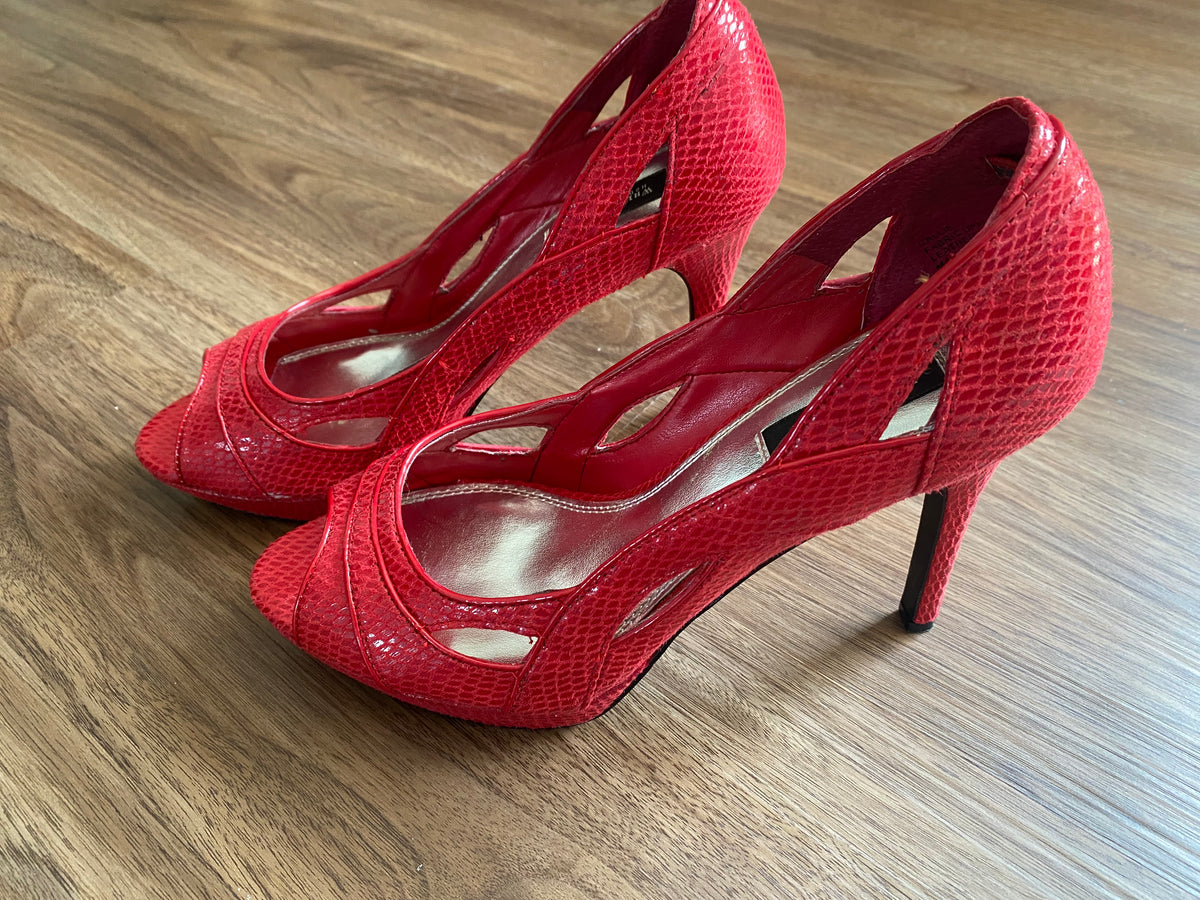 #59 White House Black Market women's size 8 red high heels