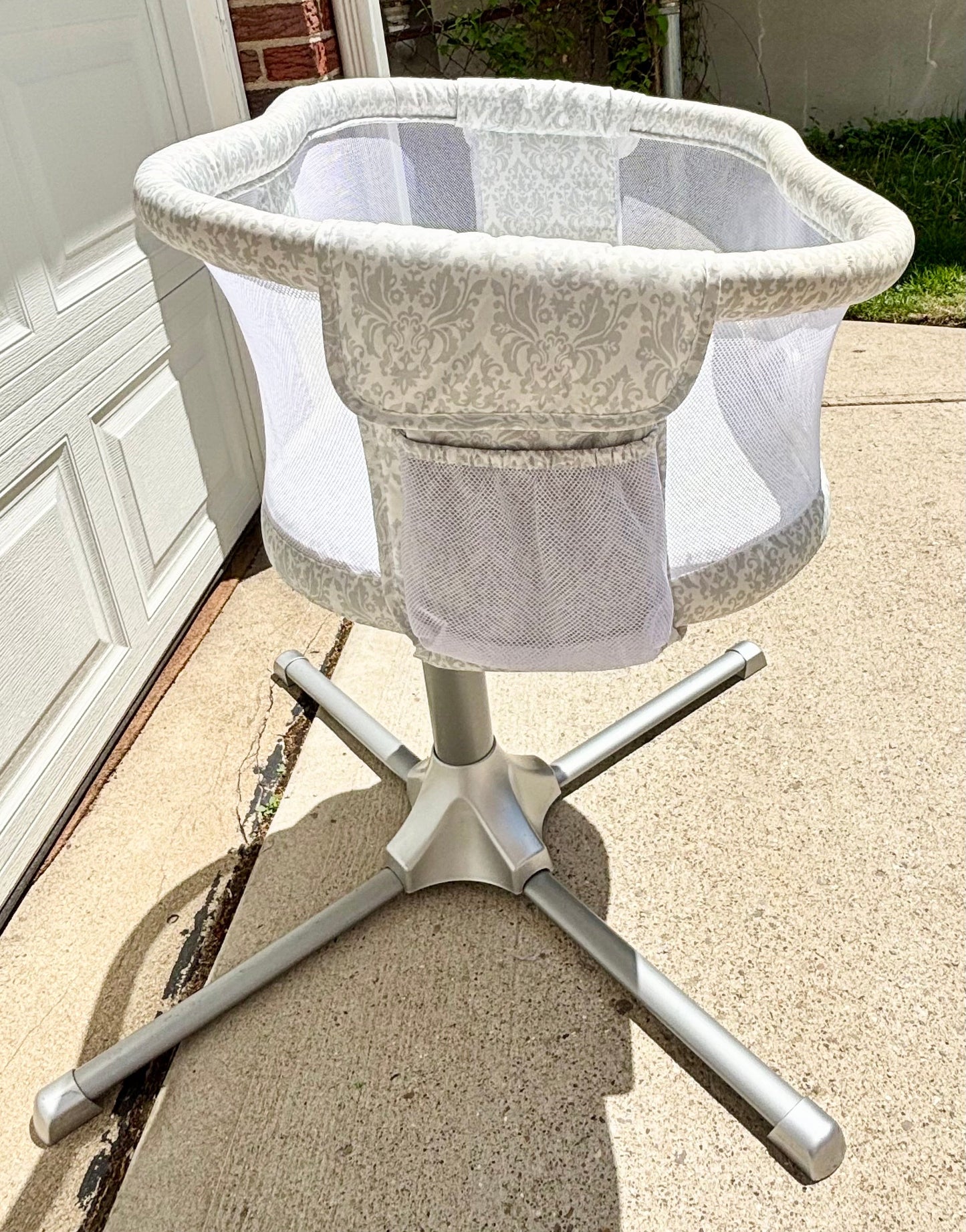 #132 - REDUCED - HALO: BassiNest Swivel Sleeper Premiere Series with HALO Newborn Insert - LARGE ITEM/PPU ONLY