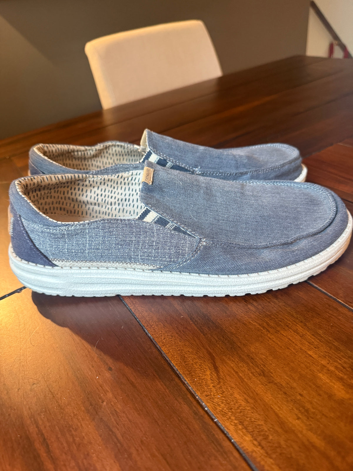 #51 Men’s Hey Dudes Size 11 Shoes Color/Style Chambray Blue Thad