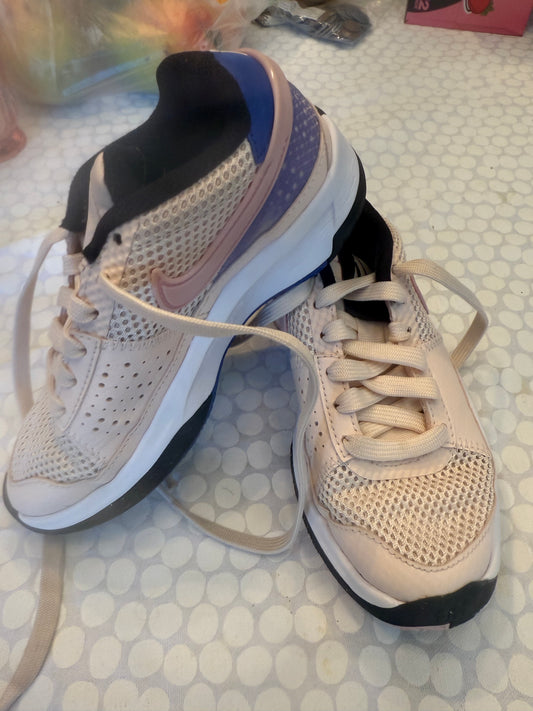 136 EUC Nike Girls Guave Ice size 1