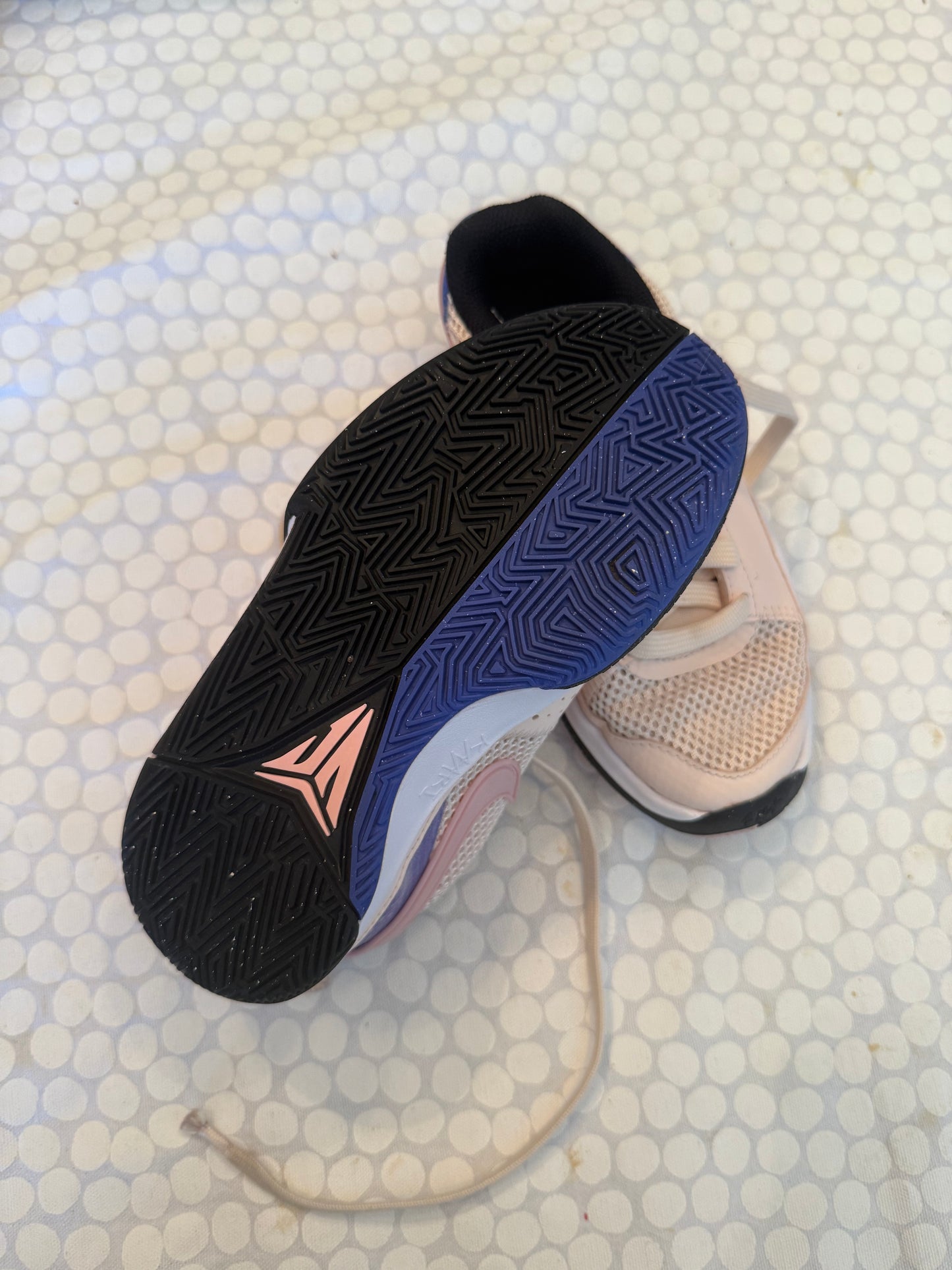 136 EUC Nike Girls Guave Ice size 1
