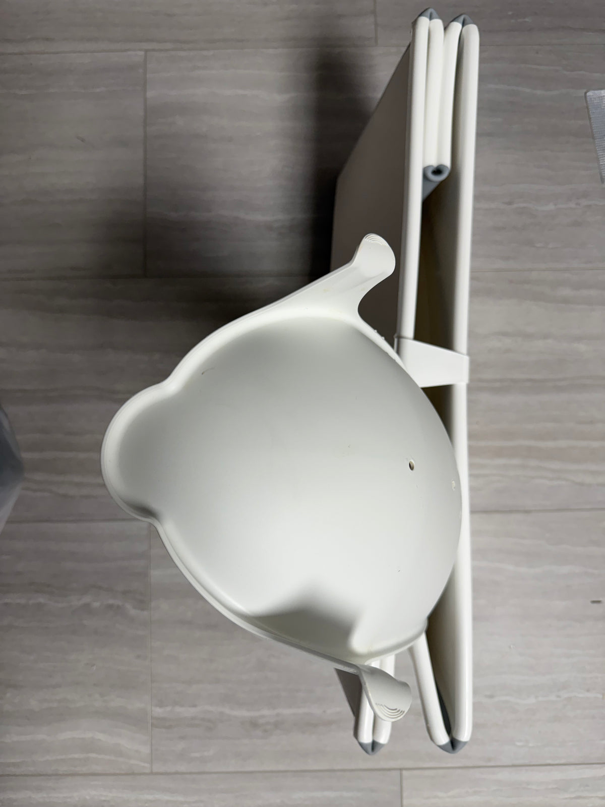 #110 Stokke white bathtub with Infant Insert