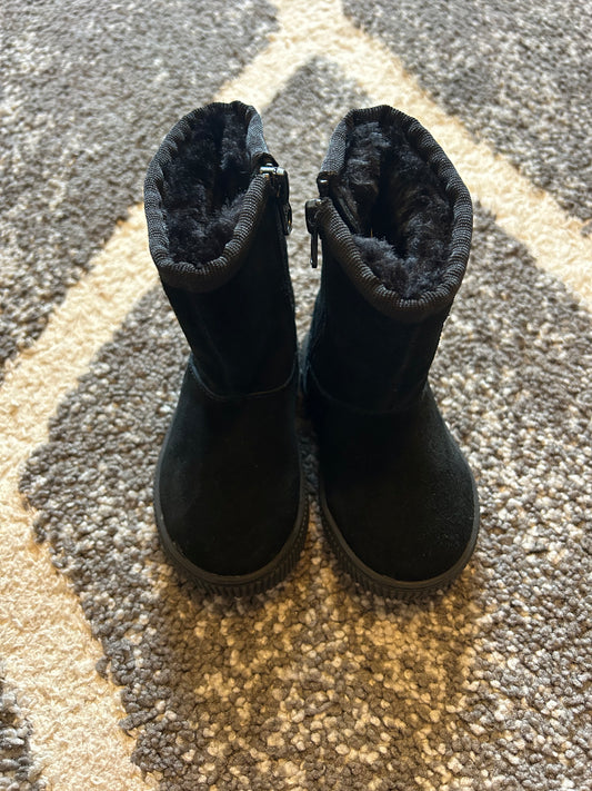 Seller 120, VGUC Cat & Jack Black Fuzzy Boots size 5C