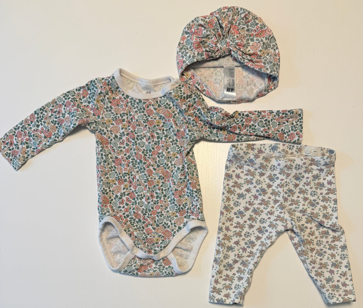 #93 H&M floral bundle with long sleeve onesie, pants and turban girls size 3-6 months