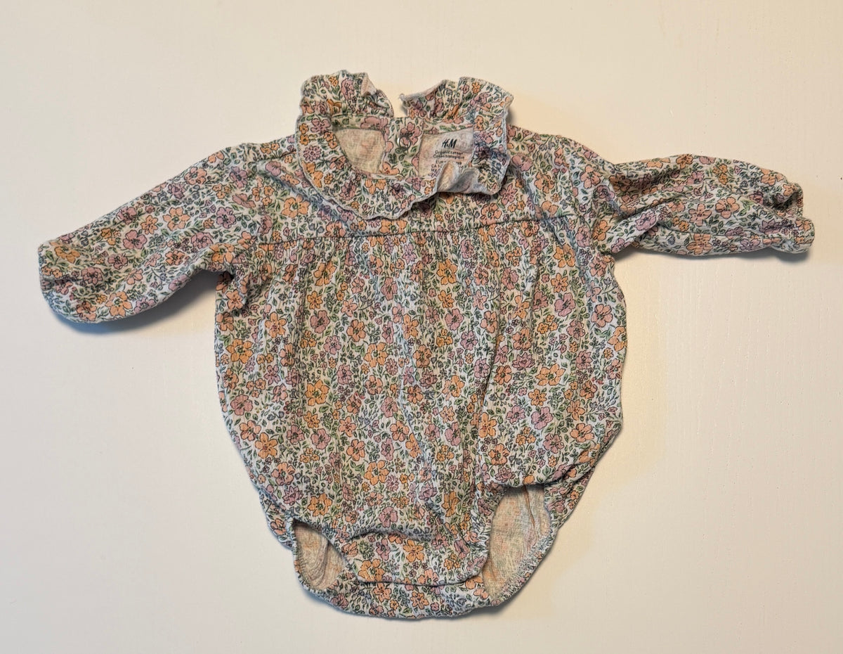 #93 H&M floral bubble girls size newborn
