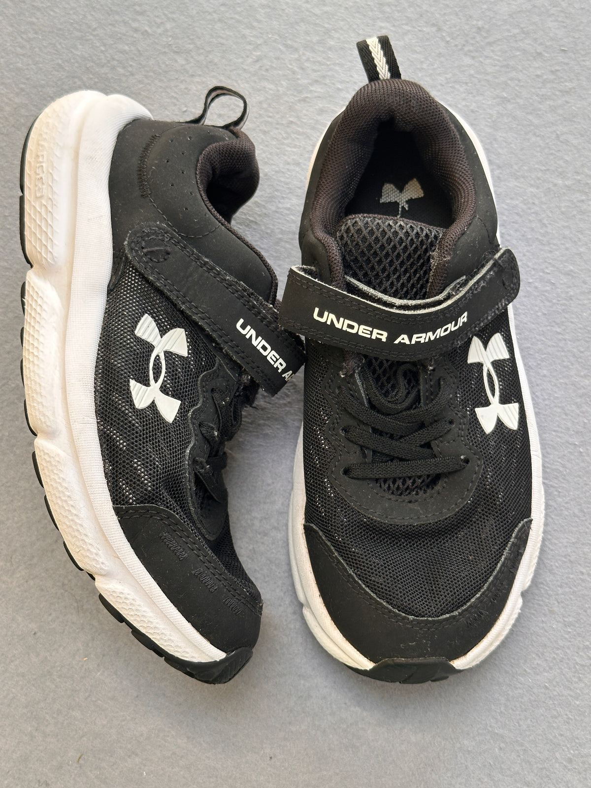 #163 Under Armour Black Sneakers - size 2.5Y - VGUC