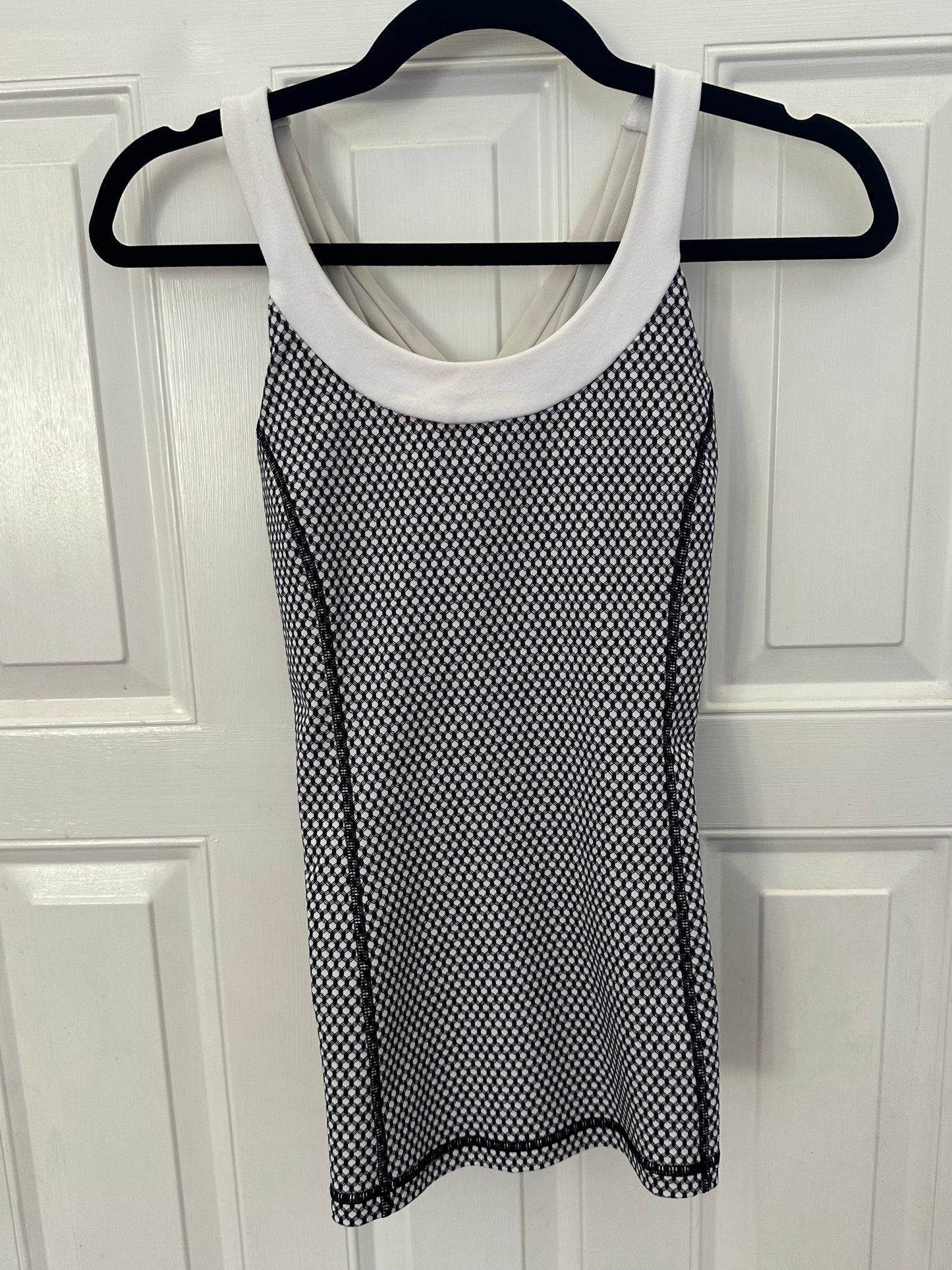 Lululemon Sz 6 Black and White Tank Pick up in Milford 45244