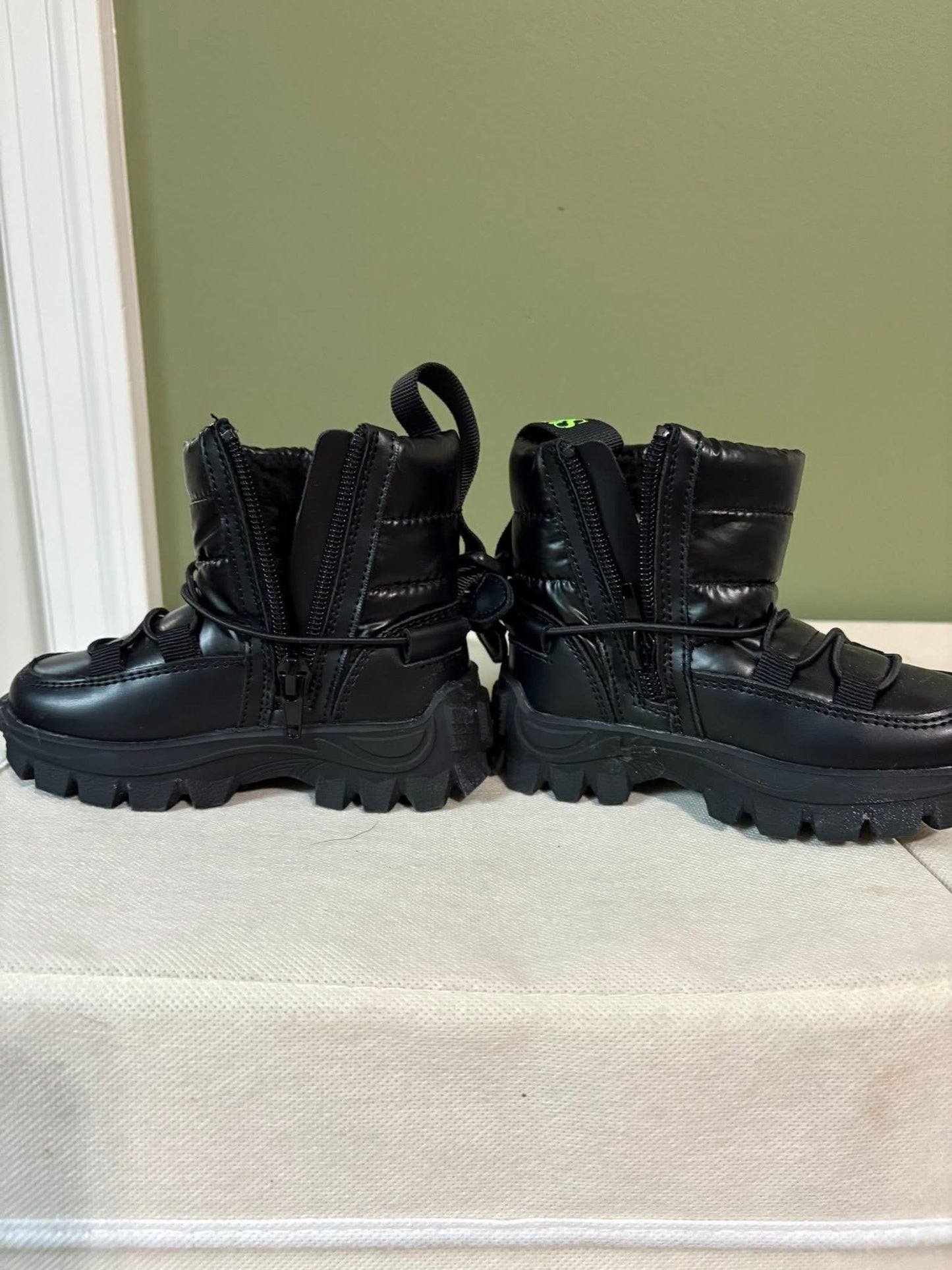 #133 **REDUCED** 6c Like New Winter Boots