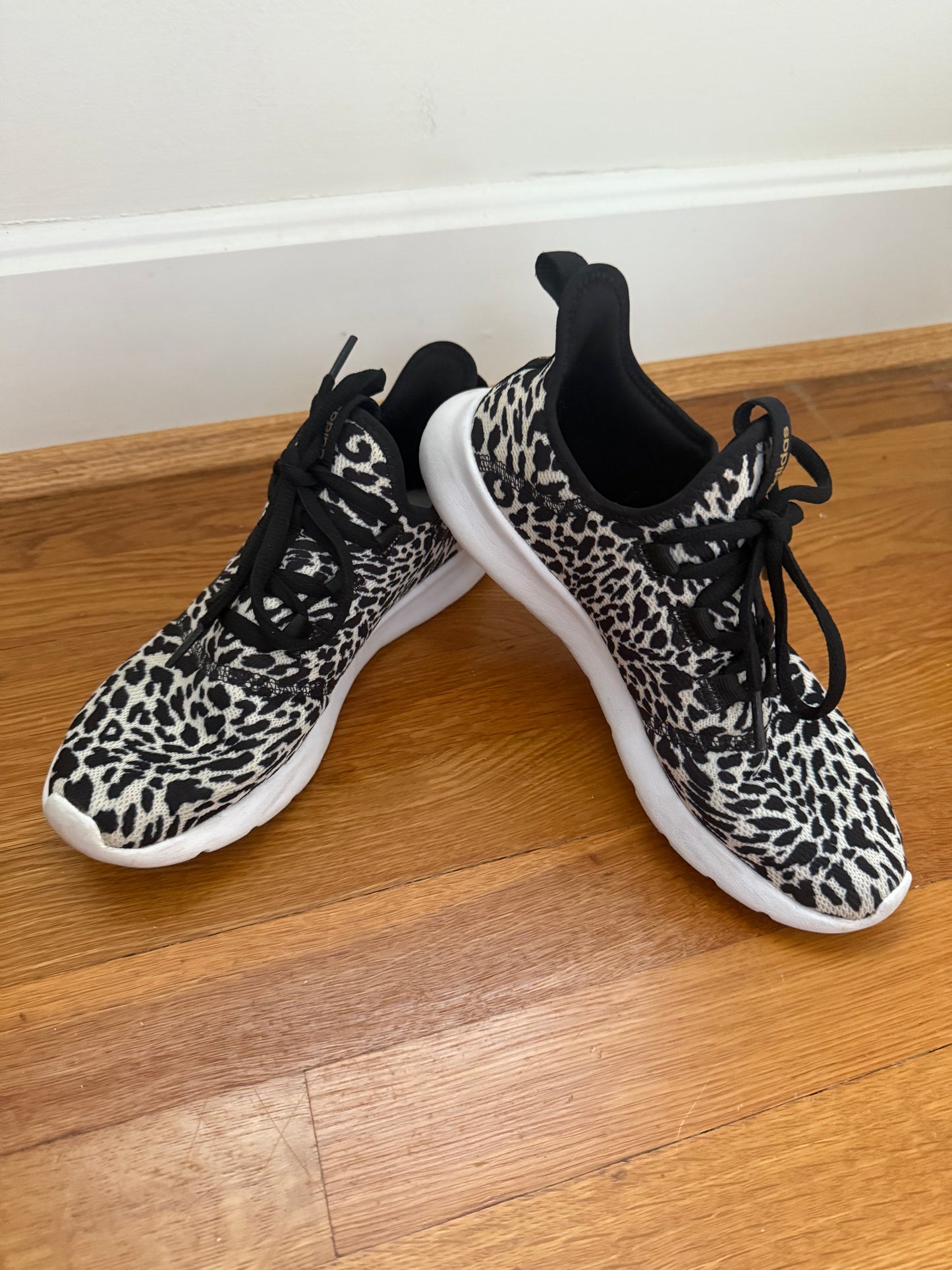 136 EUC Addidas gym shoes women size 8