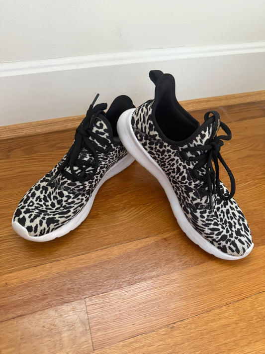 136 EUC Addidas gym shoes women size 8