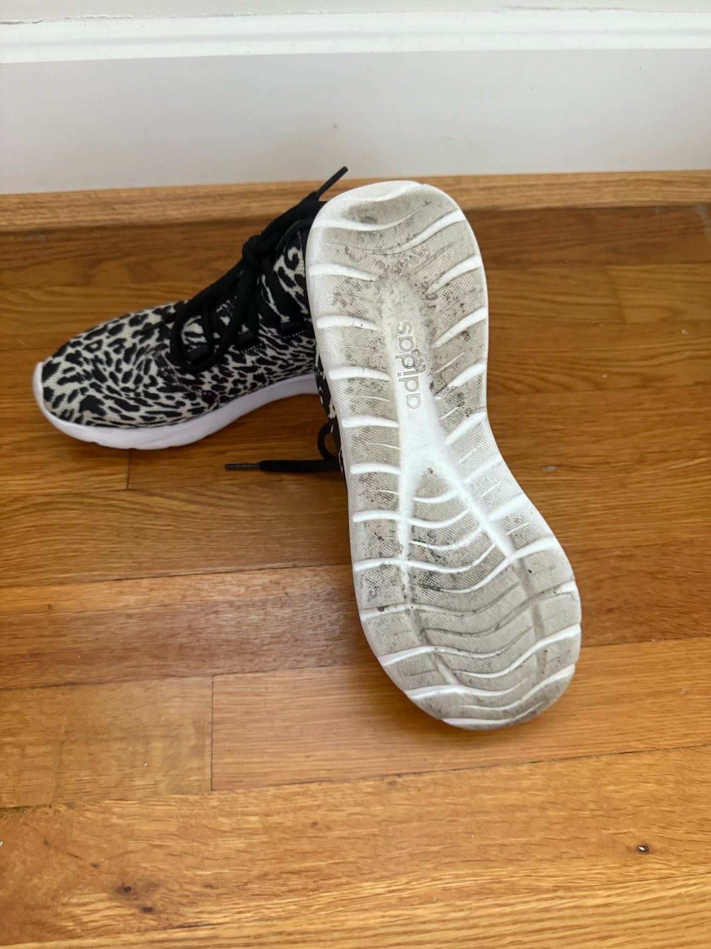 136 EUC adidas shoes size 8 women’s