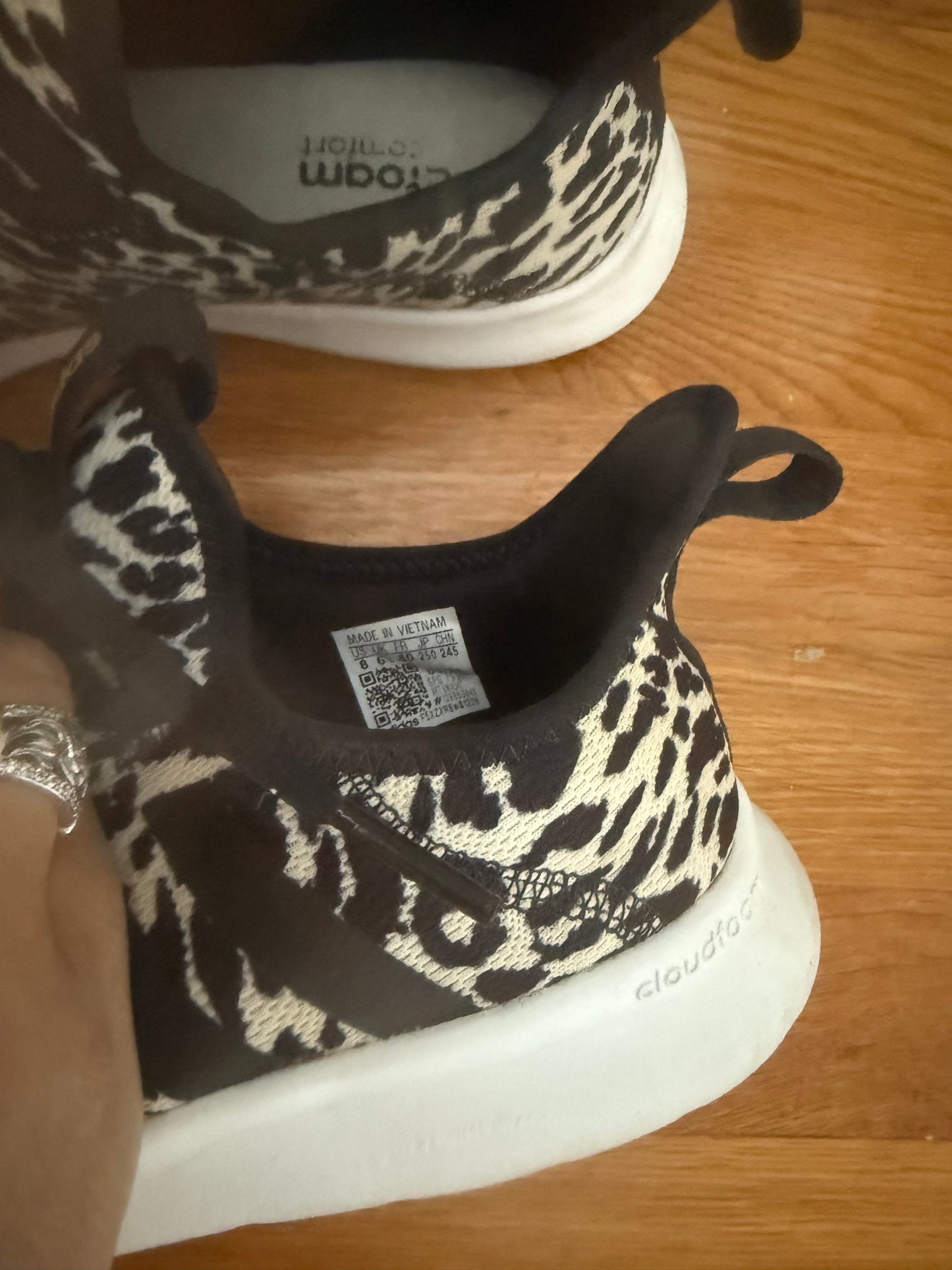 136 EUC Addidas gym shoes women size 8