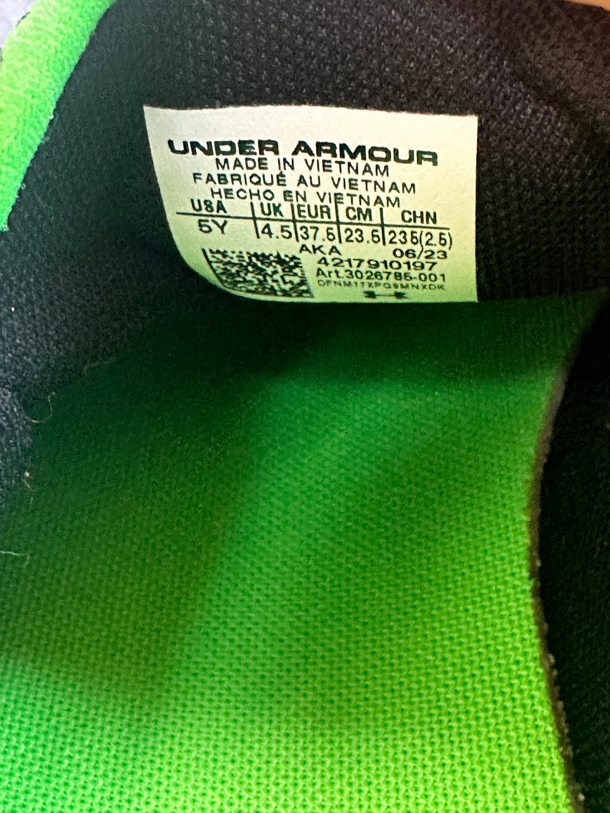 #163 Brand New Under Armour Velcro Sneakers - size 5Y