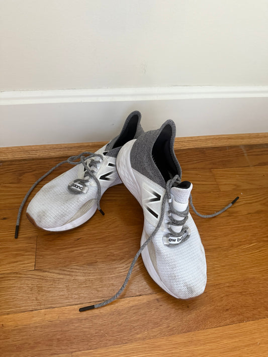 136 EUC New Balance gym shoes size 8 women’s
