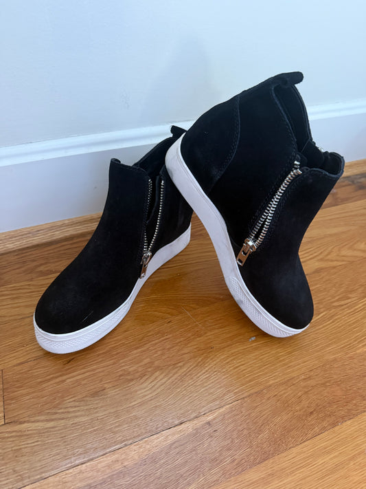 136 EUC Black Steve Madden casual zipper booties size 8