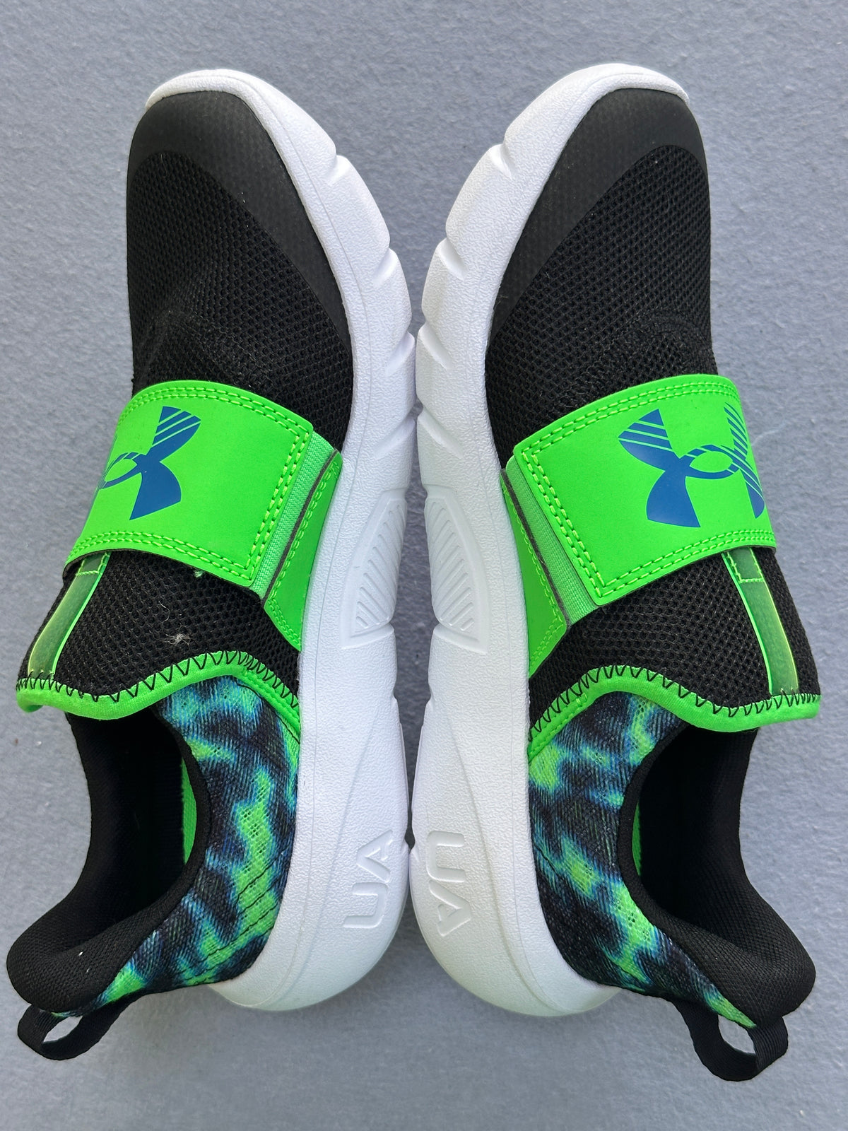 #163 Brand New Under Armour Velcro Sneakers - size 5Y