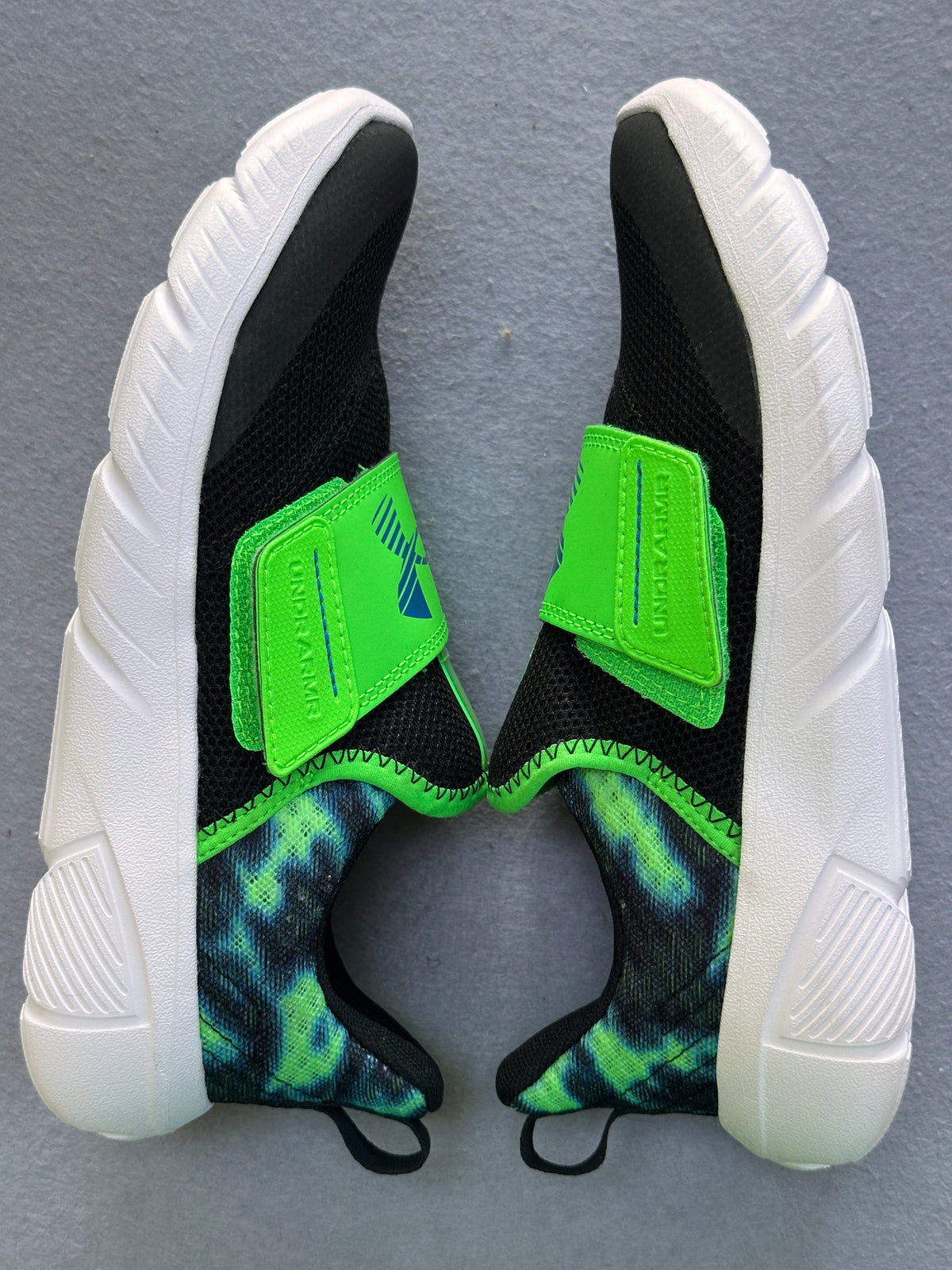 #163 Brand New Under Armour Velcro Sneakers - size 5Y