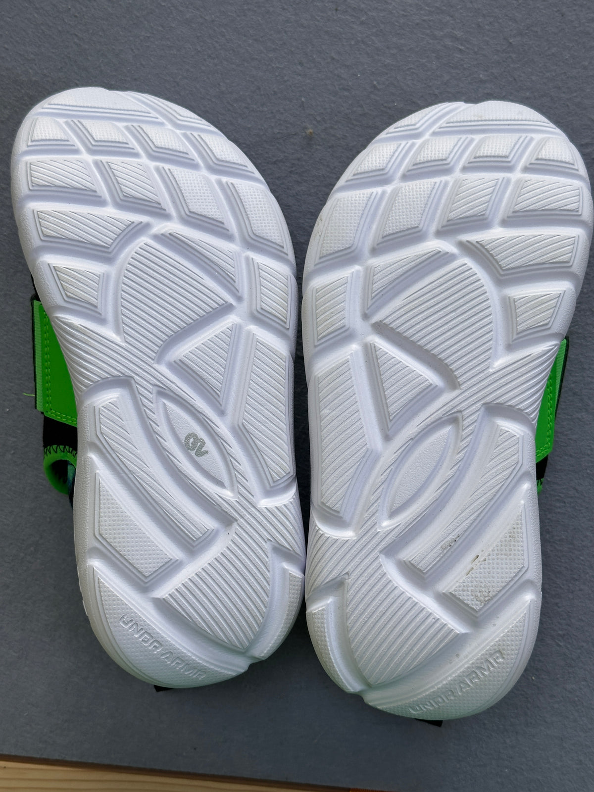 #163 Brand New Under Armour Velcro Sneakers - size 5Y