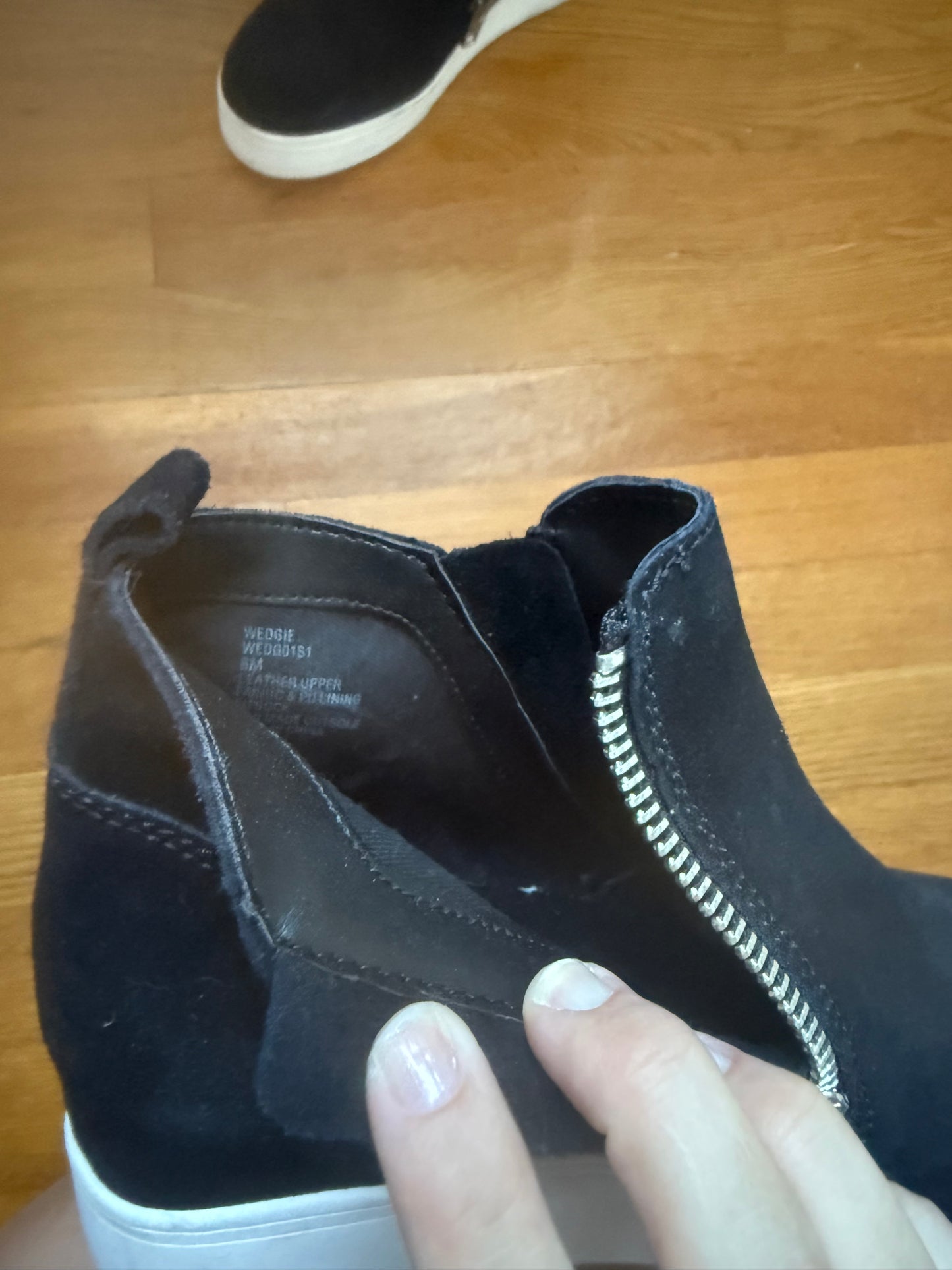 136 EUC Black Steve Madden casual zipper booties size 8