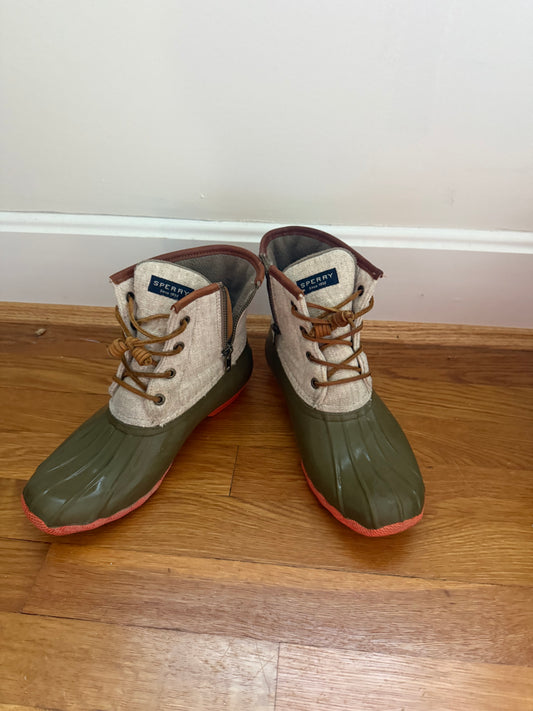 136 EUC like new sperry boats size 8